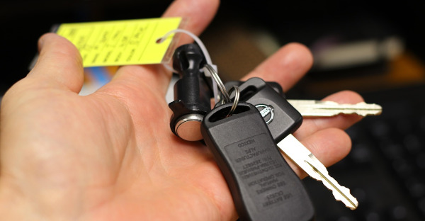 Vendió su coche, se quedó una copia de la llave y luego se lo llevó, ¿es robo o hurto? 